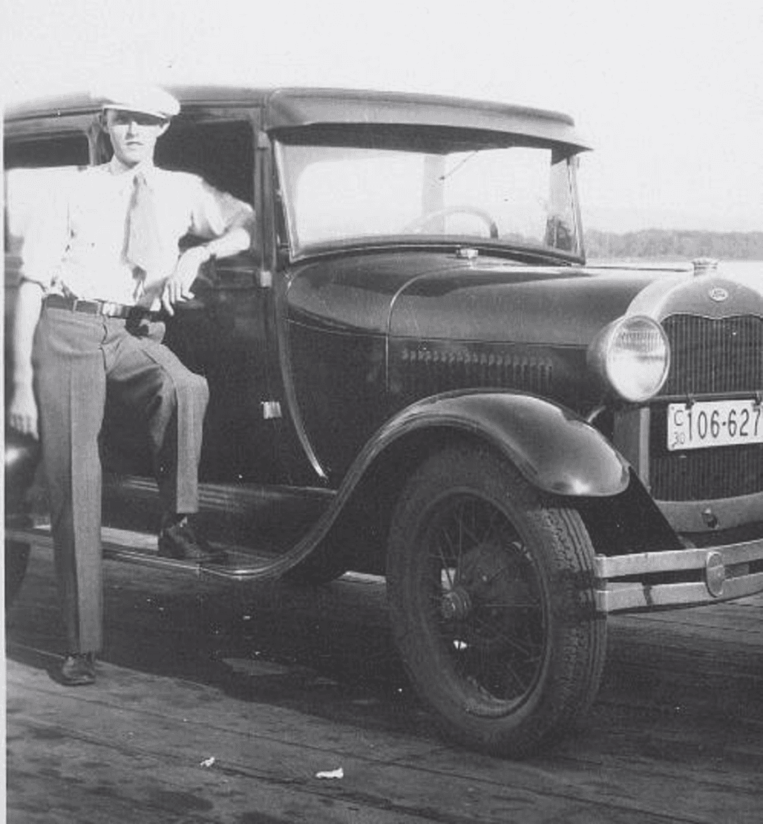 Foto d'archivio: Alfred Woelbing appoggiato alla sua Ford